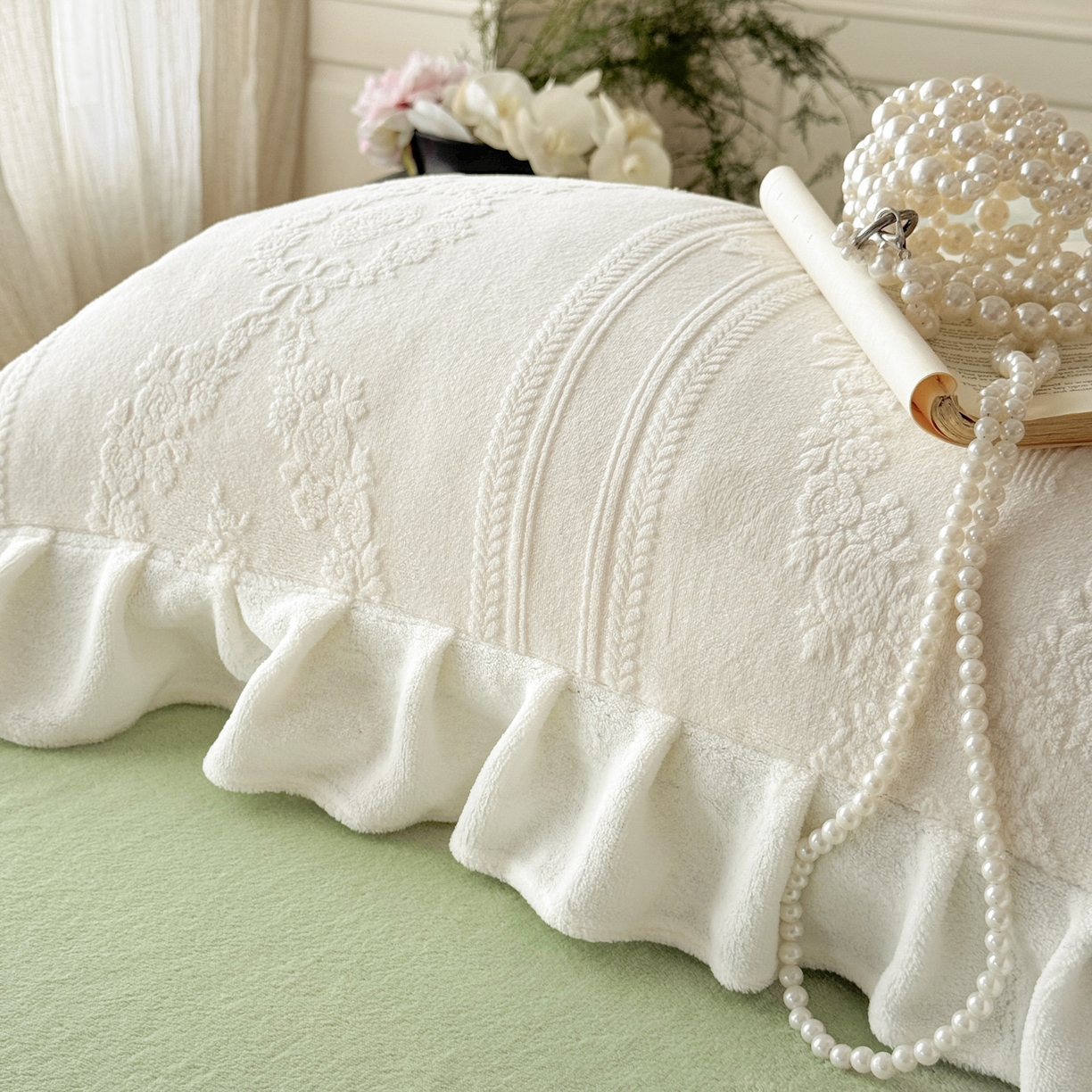 91家纺网 家纺一手货源 找家纺 慕澄家纺 2025新款高克重牛奶绒花边款雕花四件套 安琪儿-白绿