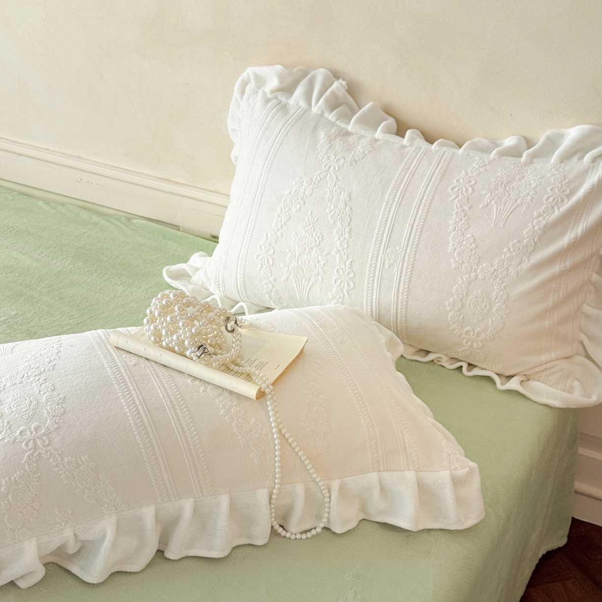 91家纺网 家纺一手货源 找家纺 慕澄家纺 2025新款高克重牛奶绒花边款雕花四件套 安琪儿-白绿