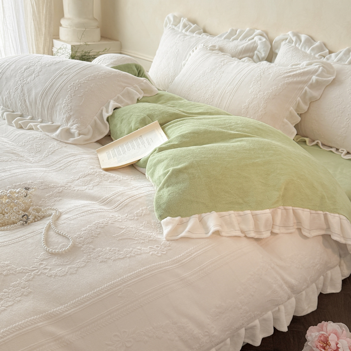 91家纺网 家纺一手货源 找家纺 慕澄家纺 2025新款高克重牛奶绒花边款雕花四件套 安琪儿-白绿