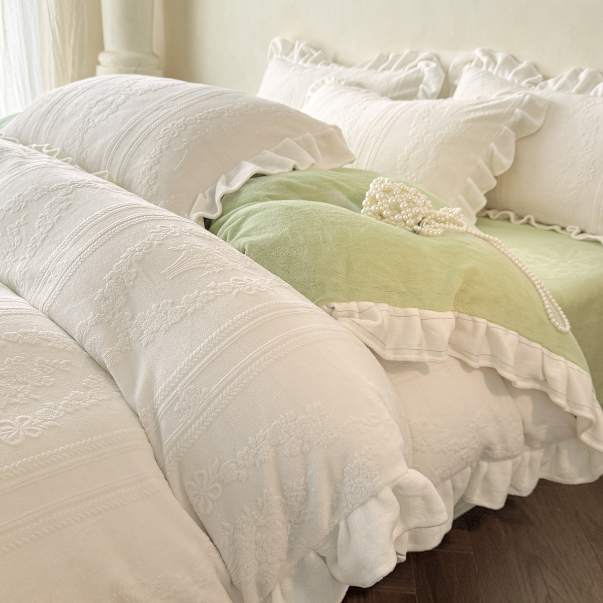 91家纺网 家纺一手货源 找家纺 慕澄家纺 2025新款高克重牛奶绒花边款雕花四件套 安琪儿-白绿