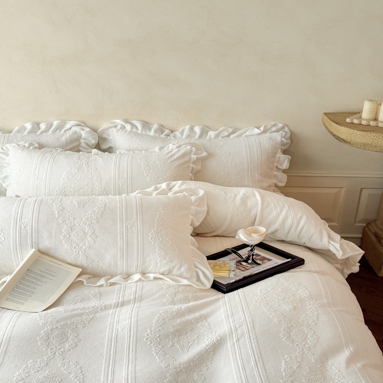 91家纺网 家纺一手货源 找家纺 慕澄家纺 2025新款高克重牛奶绒花边款雕花四件套 安琪儿-白绿