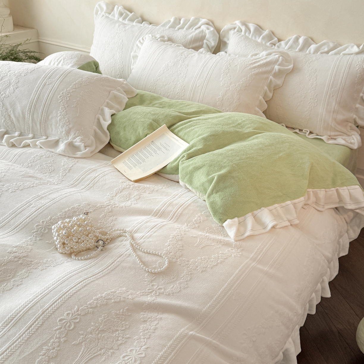 91家纺网 家纺一手货源 找家纺 慕澄家纺 2025新款高克重牛奶绒花边款雕花四件套 安琪儿-白绿
