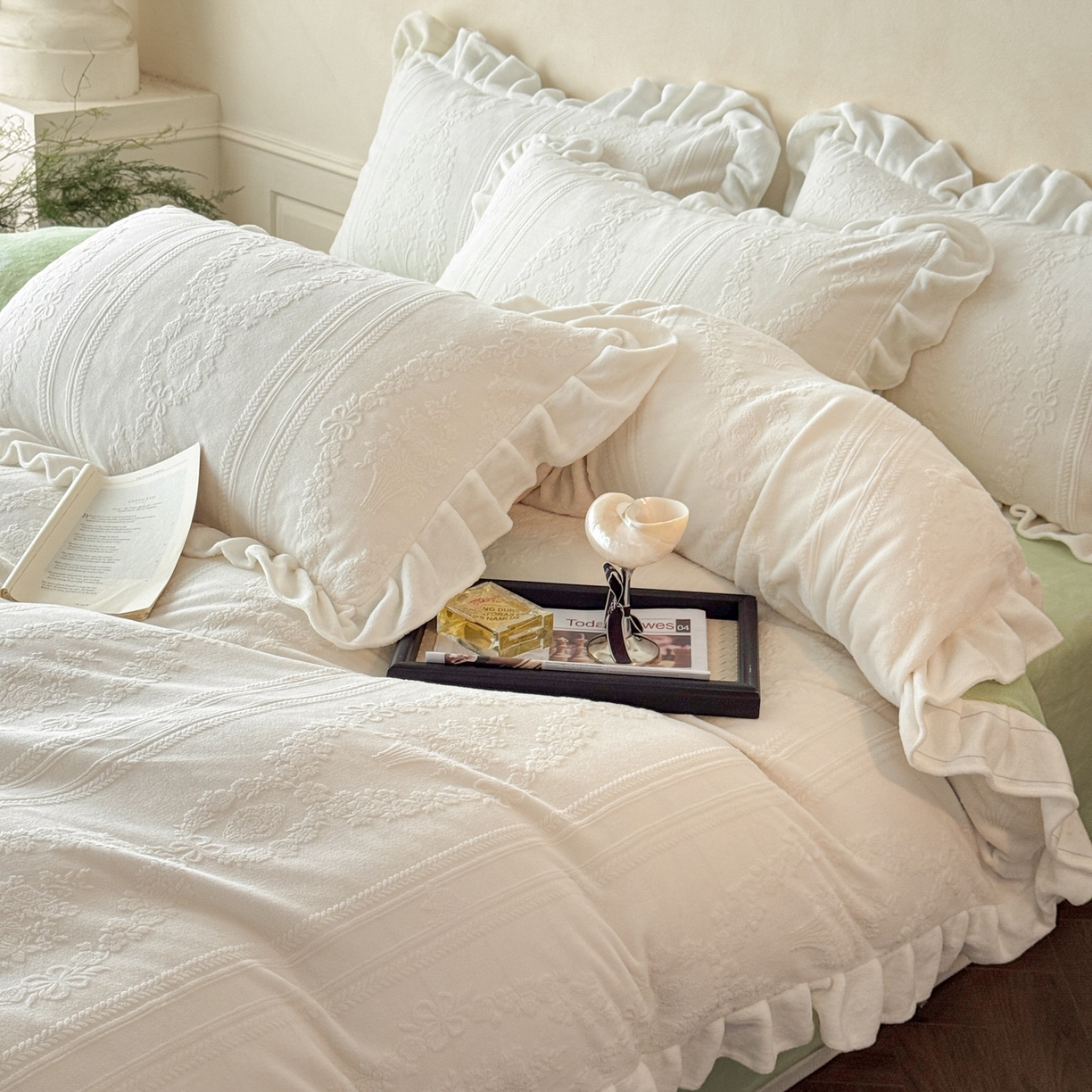 91家纺网 家纺一手货源 找家纺 慕澄家纺 2025新款高克重牛奶绒花边款雕花四件套 安琪儿-白绿