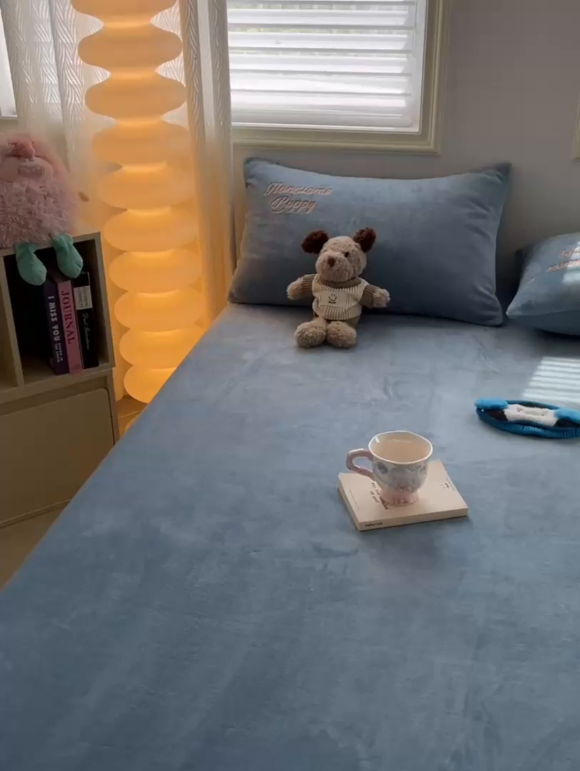 91家纺网 家纺一手货源 找家纺 多乐家纺 2025新款高克重牛奶绒卡通刺绣单床笠床笠单件 小狗-黛蓝