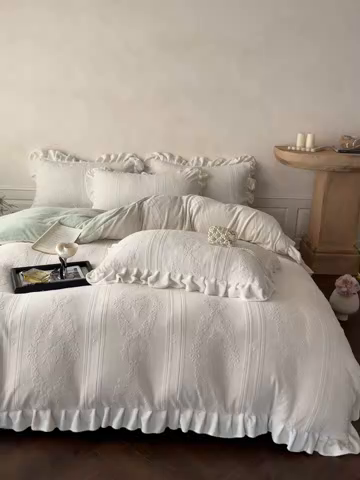 91家纺网 家纺一手货源 找家纺 慕澄家纺 2025新款高克重牛奶绒花边款雕花四件套 安琪儿-白绿