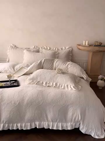 91家纺网 家纺一手货源 找家纺 慕澄家纺 2025新款高克重牛奶绒花边款雕花四件套 安娜-月光白