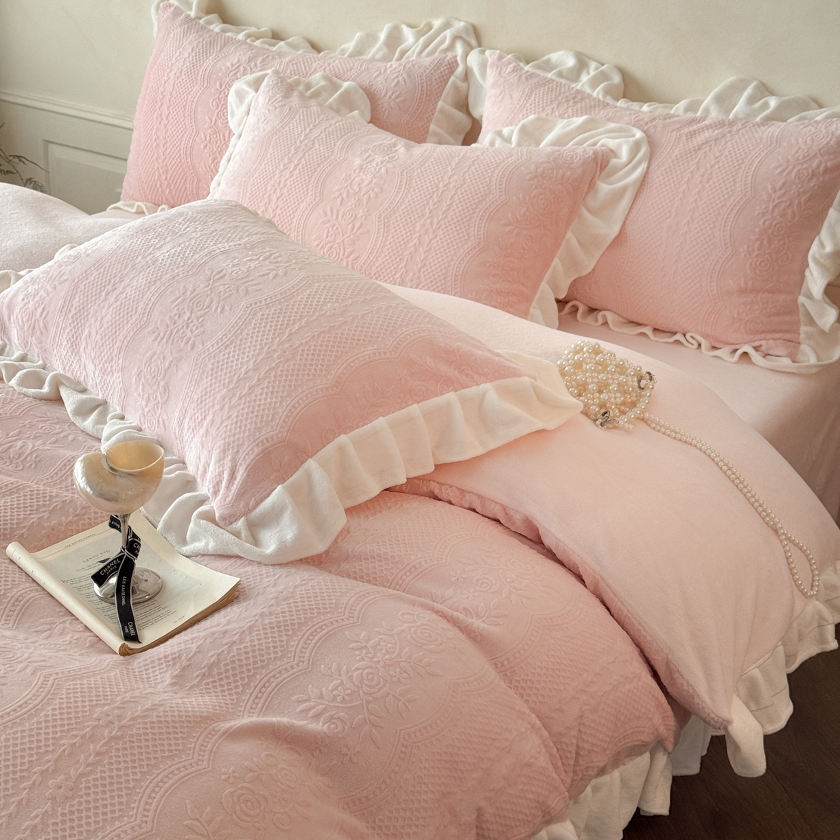 91家纺网 家纺一手货源 找家纺 慕澄家纺 2025新款高克重牛奶绒花边款雕花四件套 安琪儿-深粉