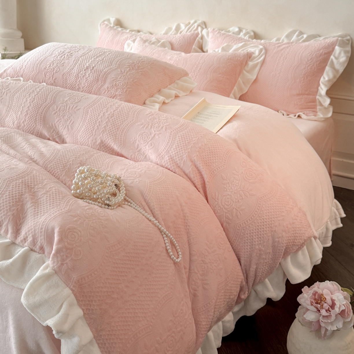 91家纺网 家纺一手货源 找家纺 慕澄家纺 2025新款高克重牛奶绒花边款雕花四件套 安琪儿-深粉