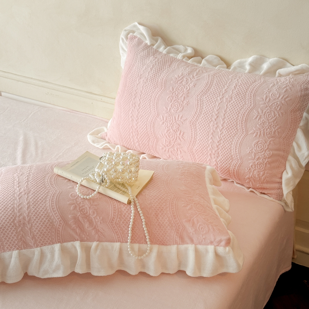 91家纺网 家纺一手货源 找家纺 慕澄家纺 2025新款高克重牛奶绒花边款雕花四件套 安琪儿-深粉