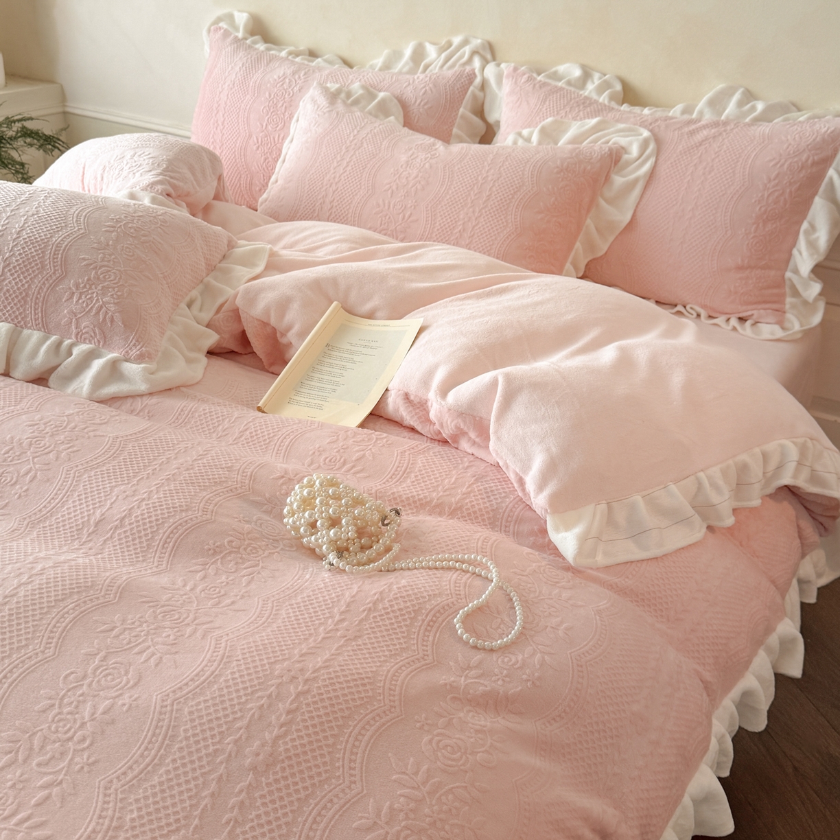 91家纺网 家纺一手货源 找家纺 慕澄家纺 2025新款高克重牛奶绒花边款雕花四件套 安琪儿-深粉