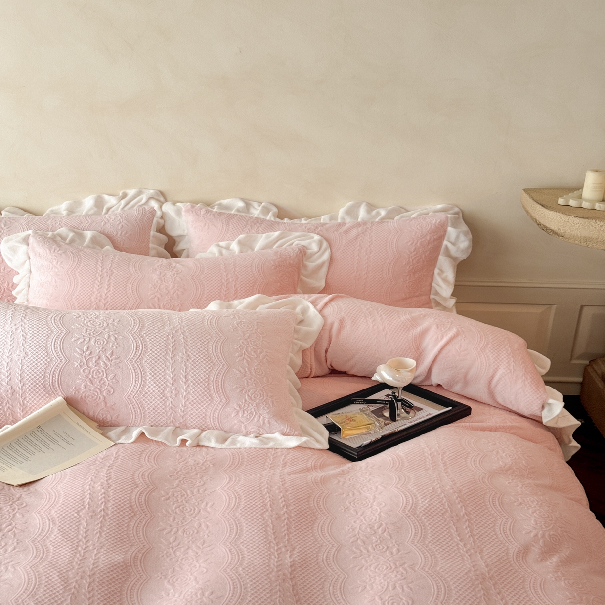 91家纺网 家纺一手货源 找家纺 慕澄家纺 2025新款高克重牛奶绒花边款雕花四件套 安琪儿-深粉