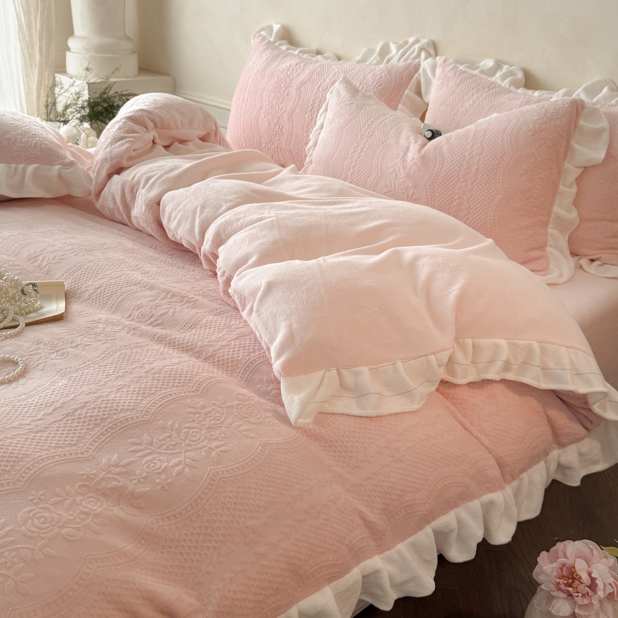 91家纺网 家纺一手货源 找家纺 慕澄家纺 2025新款高克重牛奶绒花边款雕花四件套 安琪儿-深粉