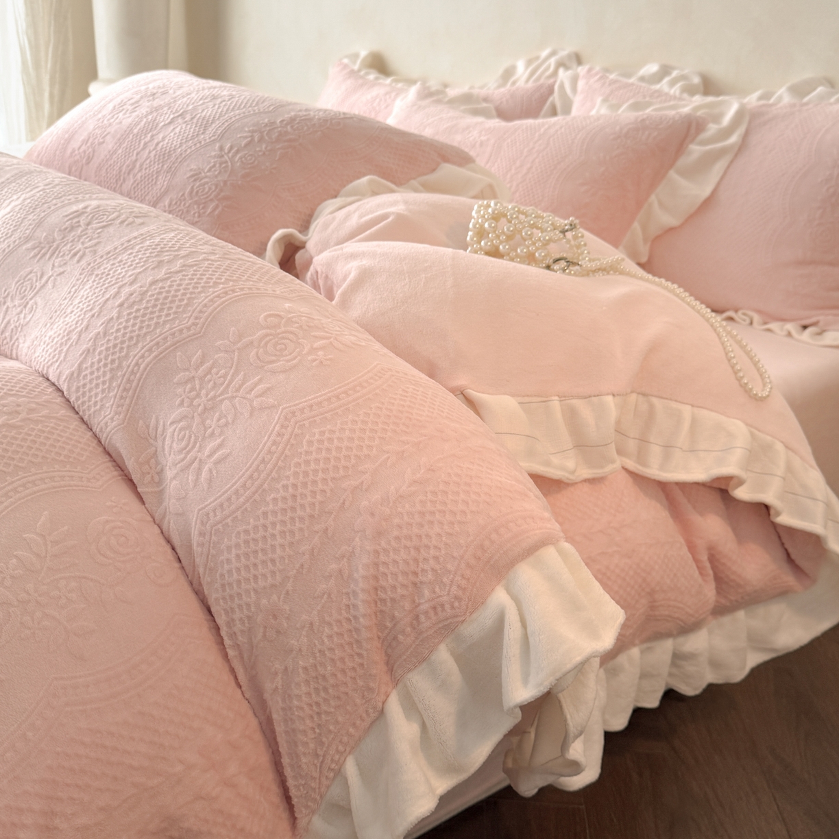 91家纺网 家纺一手货源 找家纺 慕澄家纺 2025新款高克重牛奶绒花边款雕花四件套 安琪儿-深粉