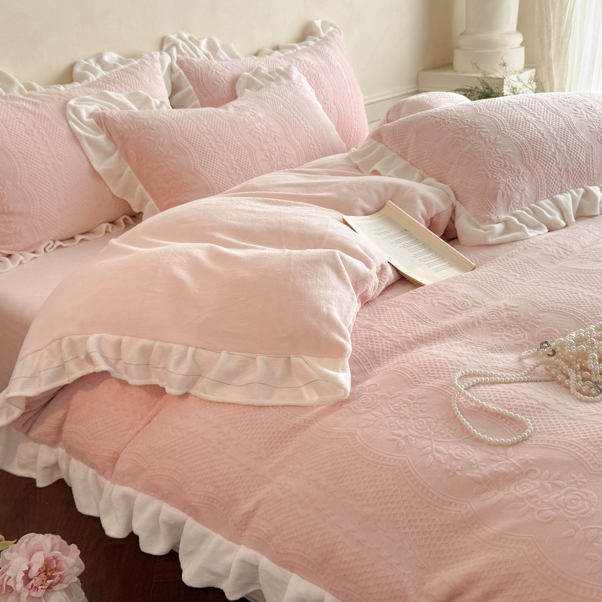 91家纺网 家纺一手货源 找家纺 慕澄家纺 2025新款高克重牛奶绒花边款雕花四件套 安琪儿-深粉