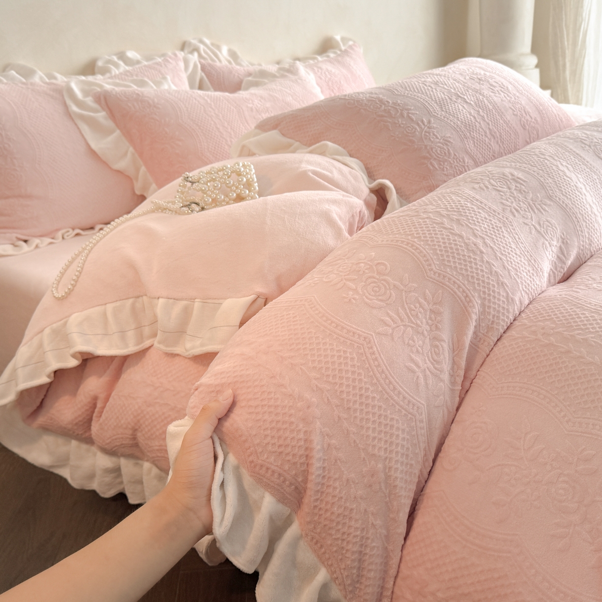 91家纺网 家纺一手货源 找家纺 慕澄家纺 2025新款高克重牛奶绒花边款雕花四件套 安琪儿-深粉
