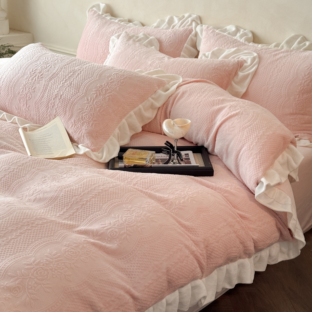 91家纺网 家纺一手货源 找家纺 慕澄家纺 2025新款高克重牛奶绒花边款雕花四件套 安琪儿-深粉