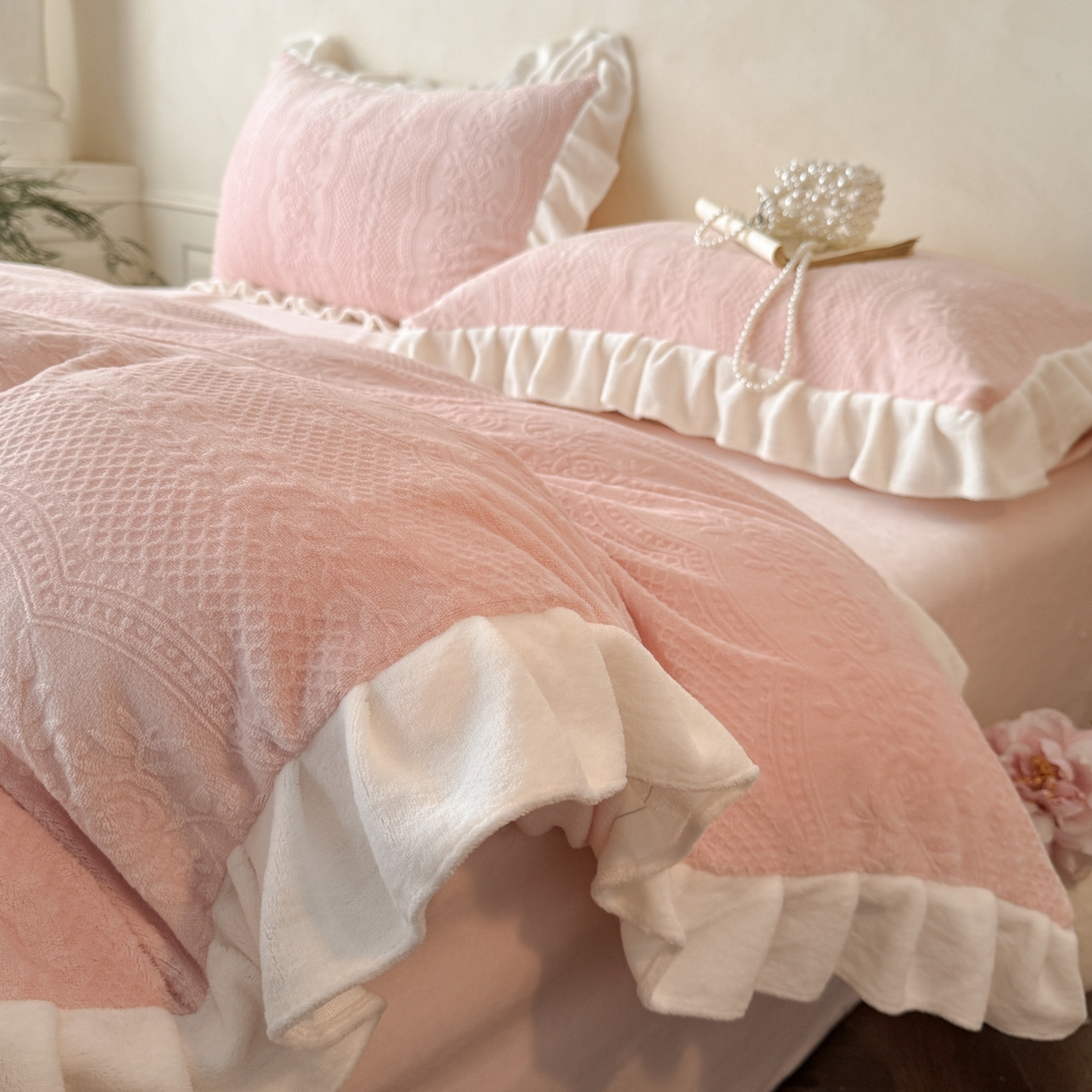 91家纺网 家纺一手货源 找家纺 慕澄家纺 2025新款高克重牛奶绒花边款雕花四件套 安琪儿-深粉