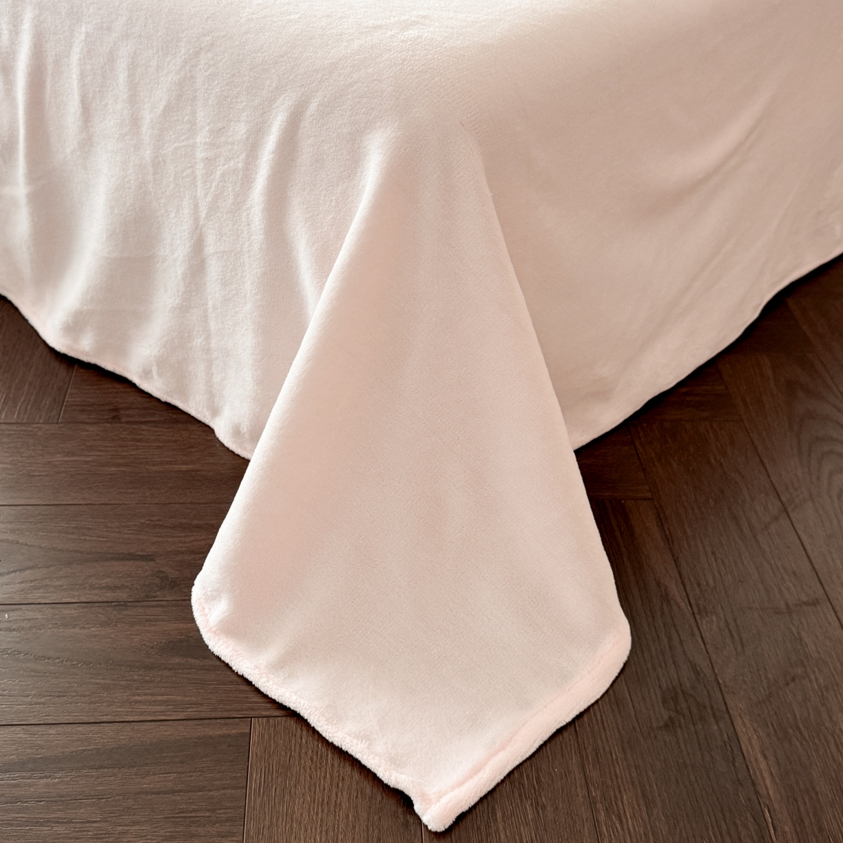 91家纺网 家纺一手货源 找家纺 慕澄家纺 2025新款高克重牛奶绒花边款雕花四件套 安琪儿-深粉