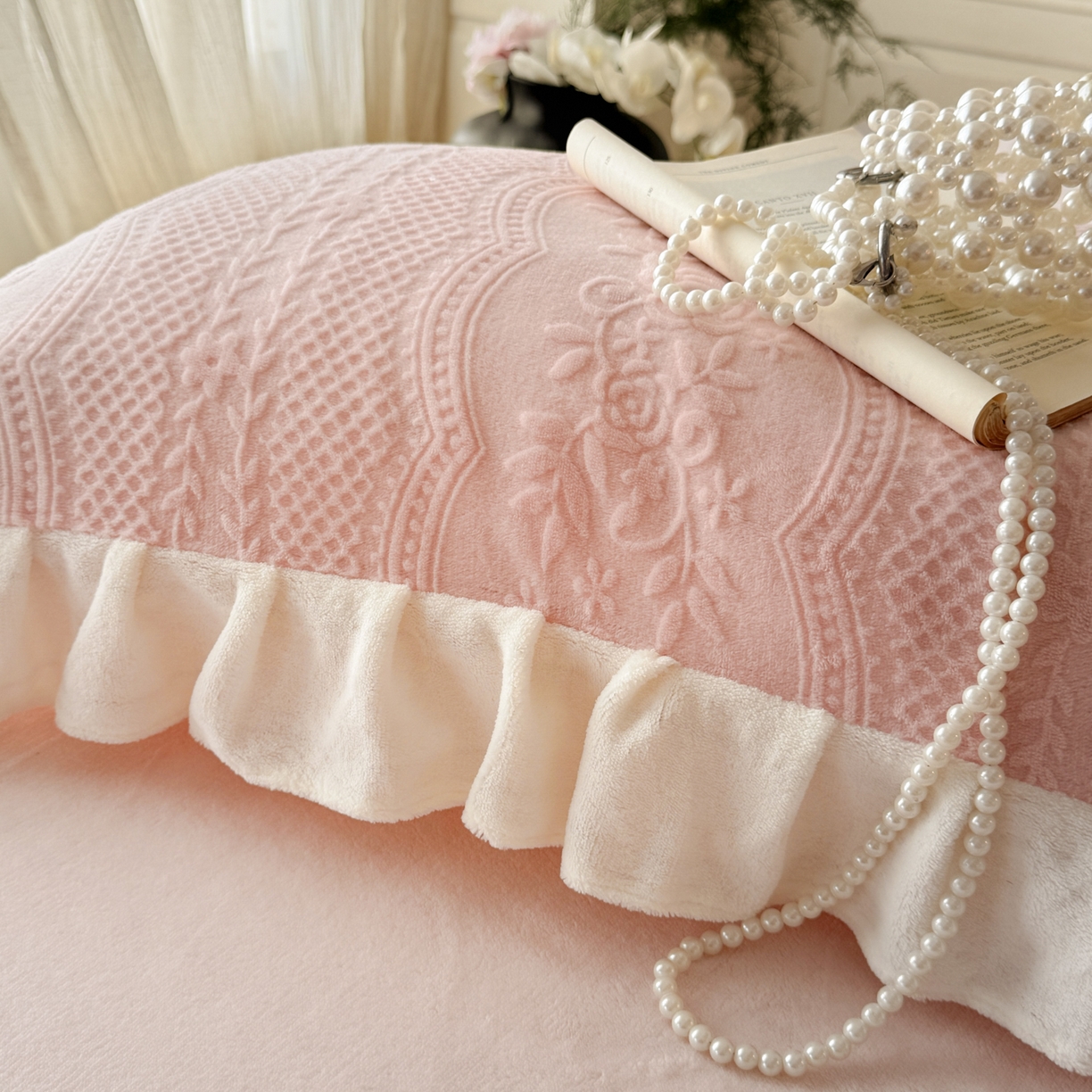 91家纺网 家纺一手货源 找家纺 慕澄家纺 2025新款高克重牛奶绒花边款雕花四件套 安琪儿-深粉