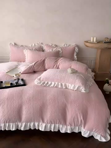 91家纺网 家纺一手货源 找家纺 慕澄家纺 2025新款高克重牛奶绒花边款雕花四件套 安琪儿-深粉