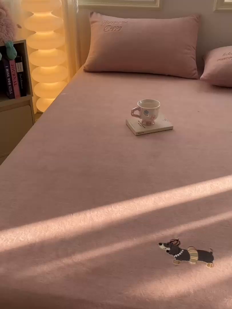 91家纺网 家纺一手货源 找家纺 多乐家纺 2025新款高克重牛奶绒卡通刺绣单床笠床笠单件 小狗-藕粉