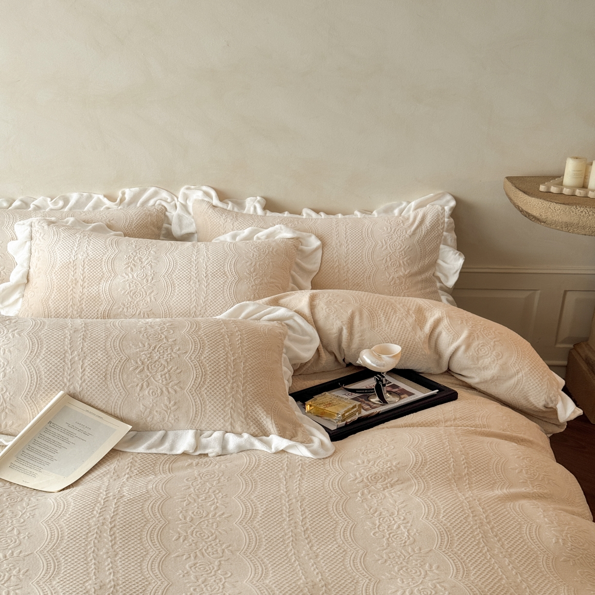 91家纺网 家纺一手货源 找家纺 慕澄家纺 2025新款高克重牛奶绒花边款雕花四件套 安琪儿-香槟咖