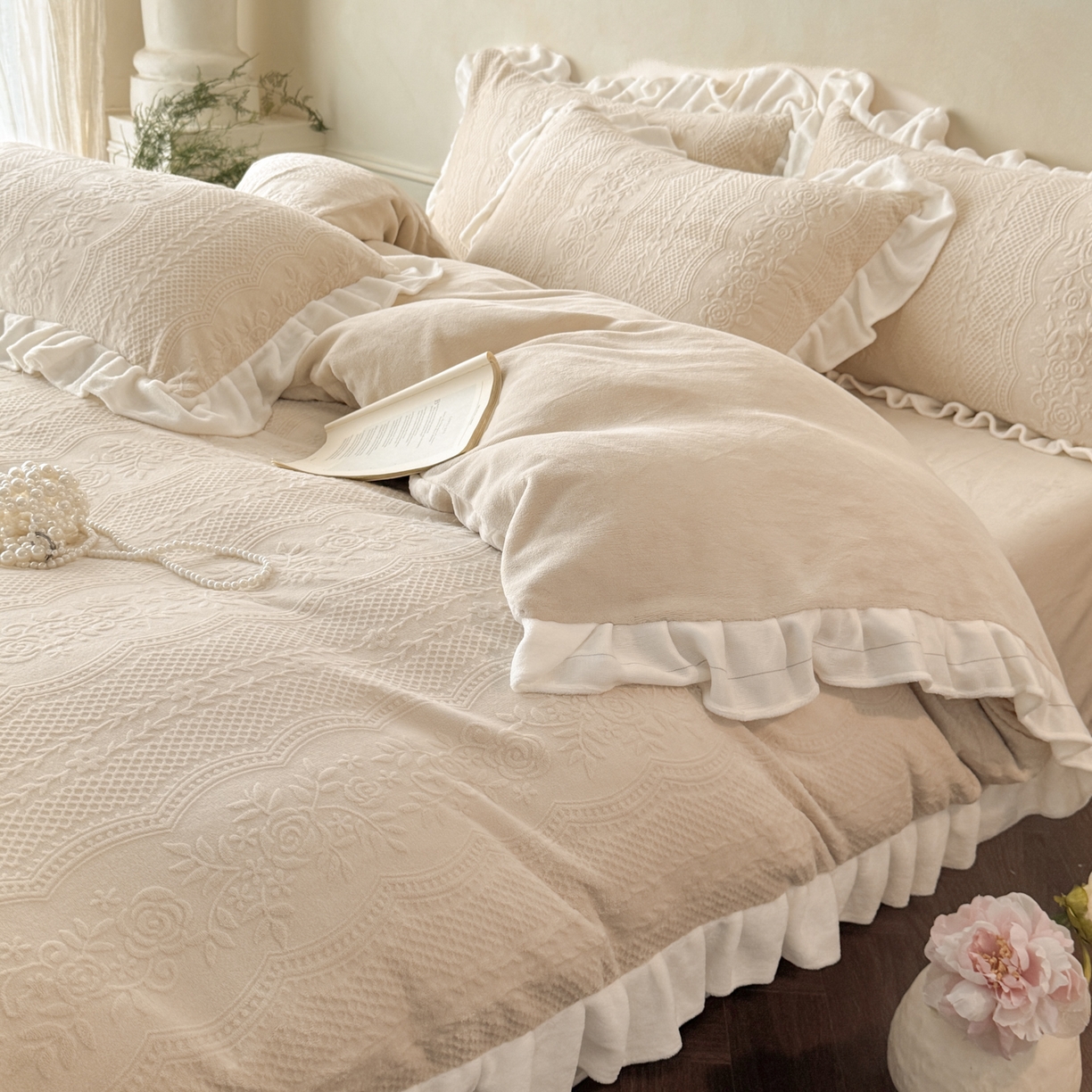 91家纺网 家纺一手货源 找家纺 慕澄家纺 2025新款高克重牛奶绒花边款雕花四件套 安琪儿-香槟咖