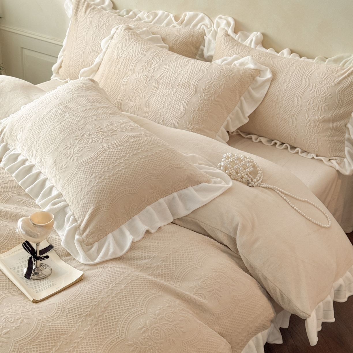 91家纺网 家纺一手货源 找家纺 慕澄家纺 2025新款高克重牛奶绒花边款雕花四件套 安琪儿-香槟咖