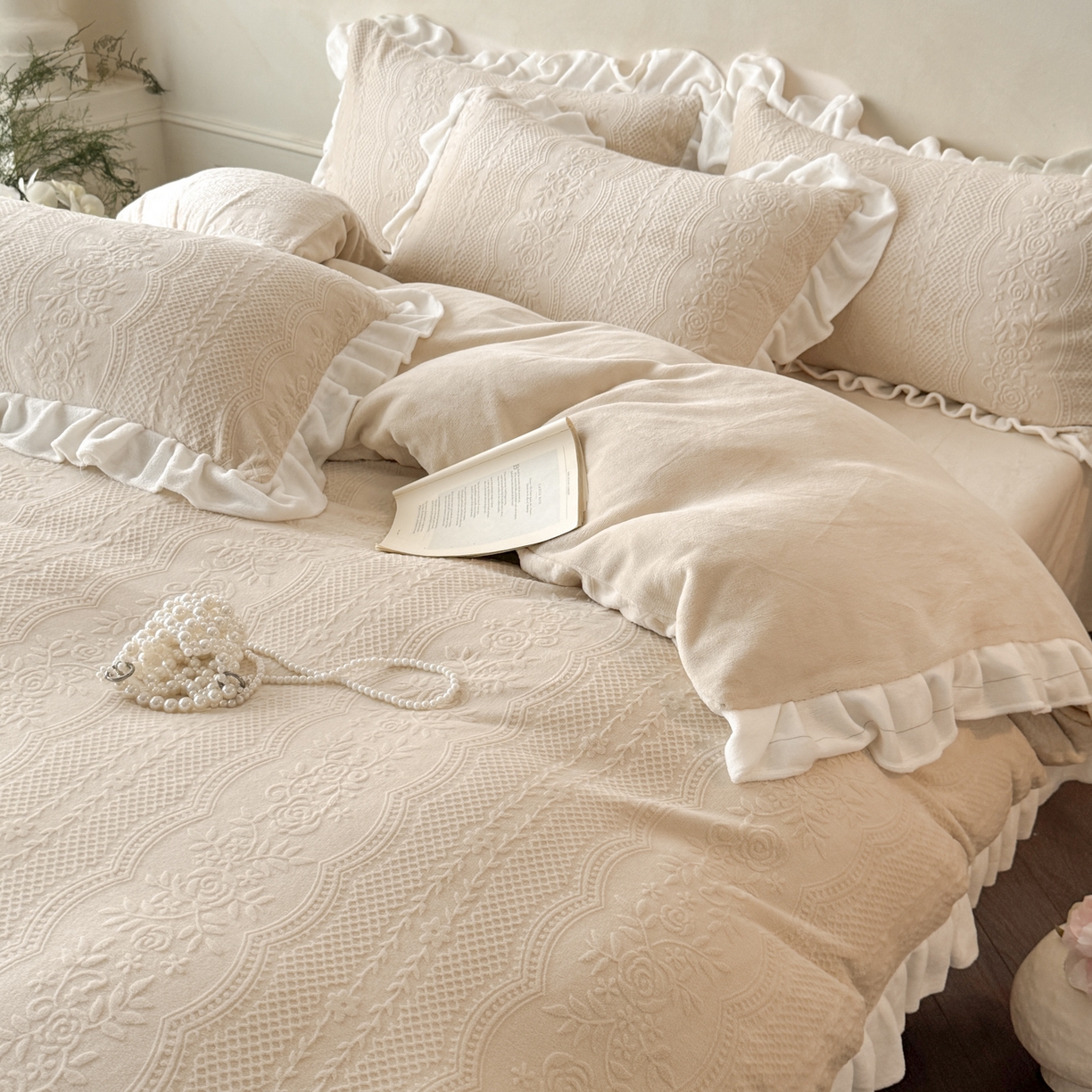 91家纺网 家纺一手货源 找家纺 慕澄家纺 2025新款高克重牛奶绒花边款雕花四件套 安琪儿-香槟咖