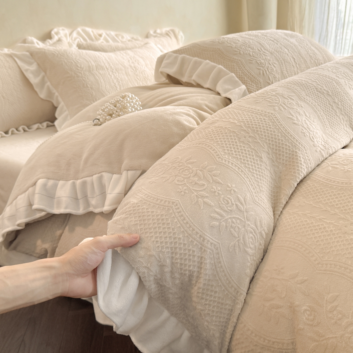 91家纺网 家纺一手货源 找家纺 慕澄家纺 2025新款高克重牛奶绒花边款雕花四件套 安琪儿-香槟咖