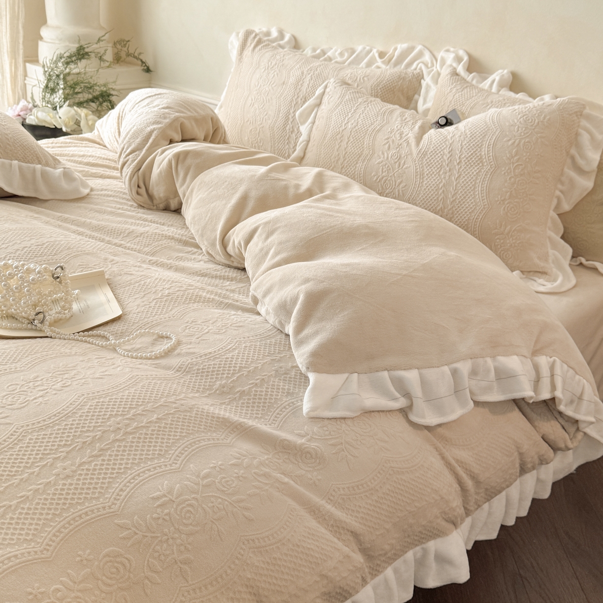 91家纺网 家纺一手货源 找家纺 慕澄家纺 2025新款高克重牛奶绒花边款雕花四件套 安琪儿-香槟咖