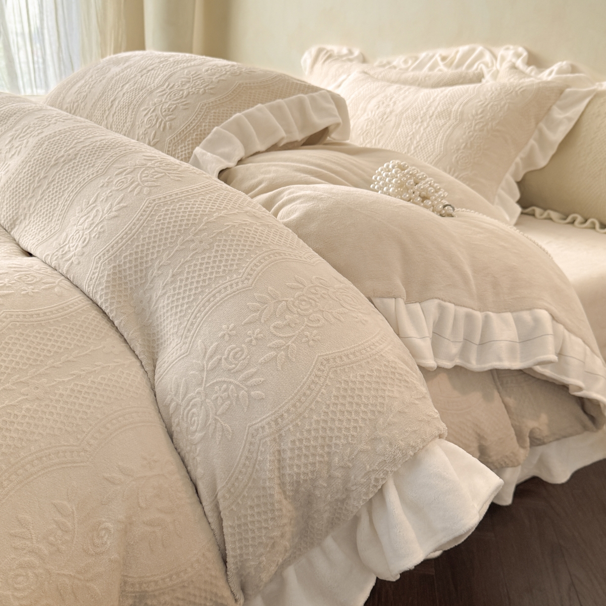 91家纺网 家纺一手货源 找家纺 慕澄家纺 2025新款高克重牛奶绒花边款雕花四件套 安琪儿-香槟咖
