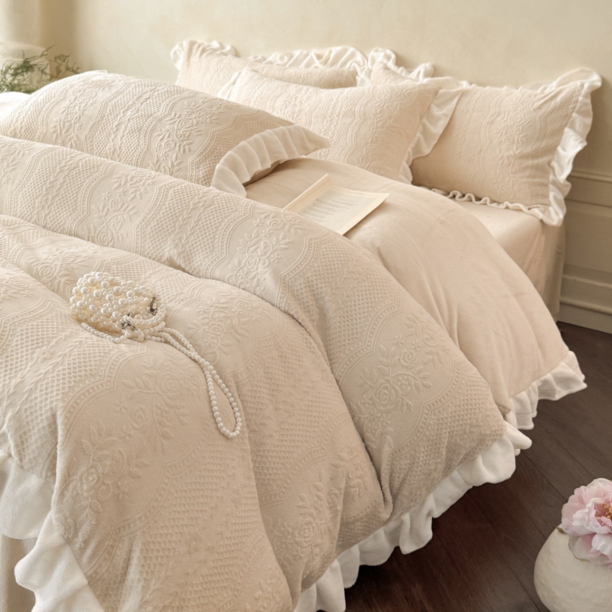 91家纺网 家纺一手货源 找家纺 慕澄家纺 2025新款高克重牛奶绒花边款雕花四件套 安琪儿-香槟咖