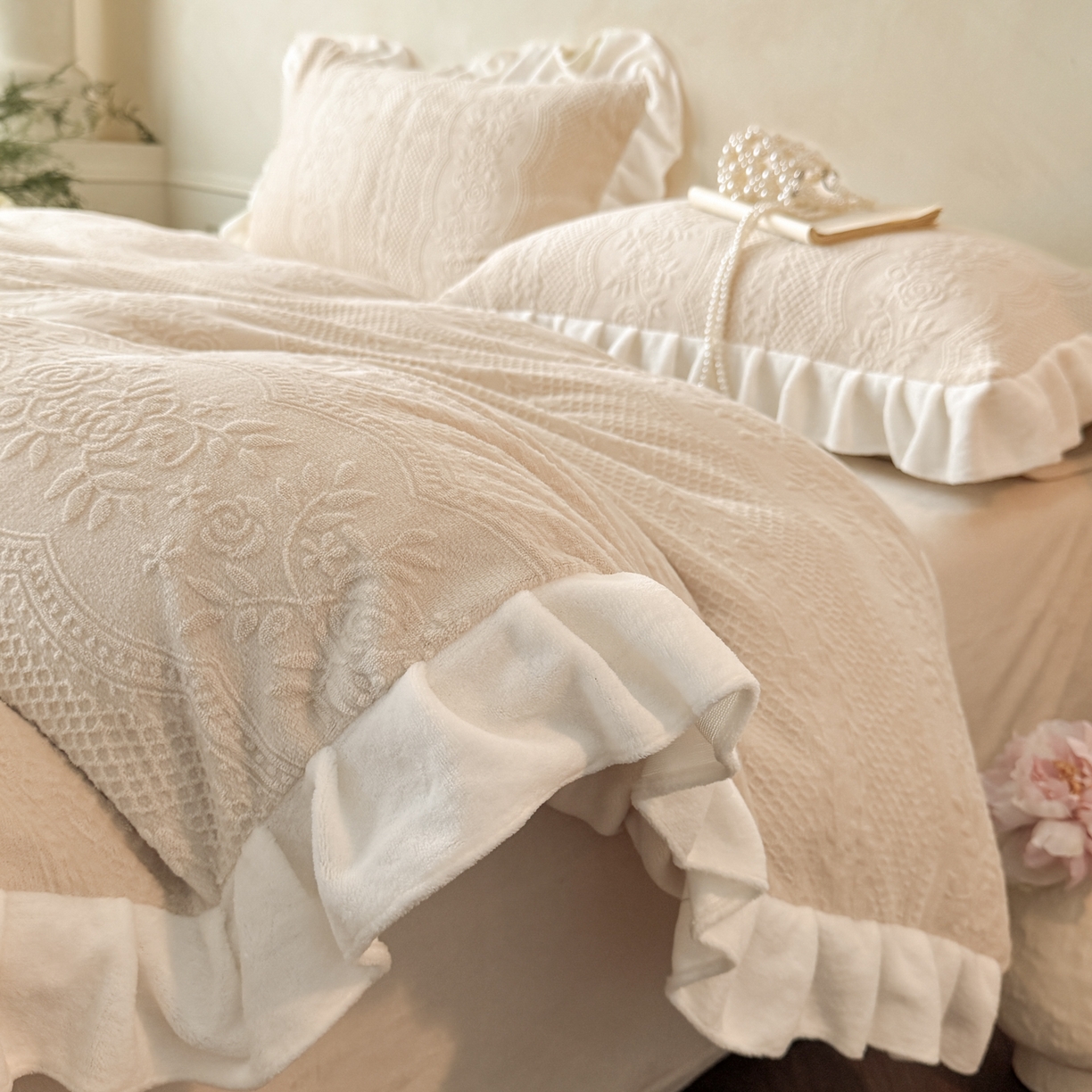 91家纺网 家纺一手货源 找家纺 慕澄家纺 2025新款高克重牛奶绒花边款雕花四件套 安琪儿-香槟咖