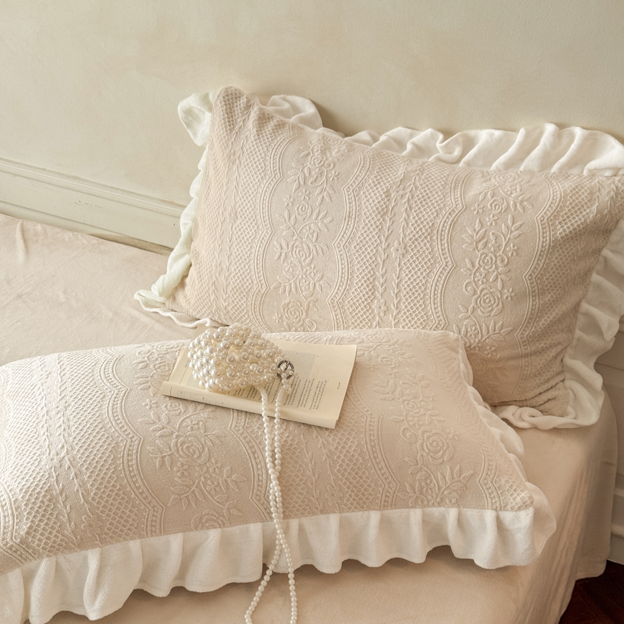 91家纺网 家纺一手货源 找家纺 慕澄家纺 2025新款高克重牛奶绒花边款雕花四件套 安琪儿-香槟咖