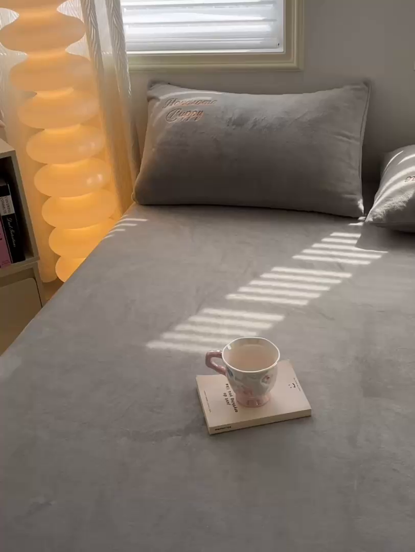 91家纺网 家纺一手货源 找家纺 多乐家纺 2025新款高克重牛奶绒卡通刺绣单床笠床笠单件 小狗-绅士灰