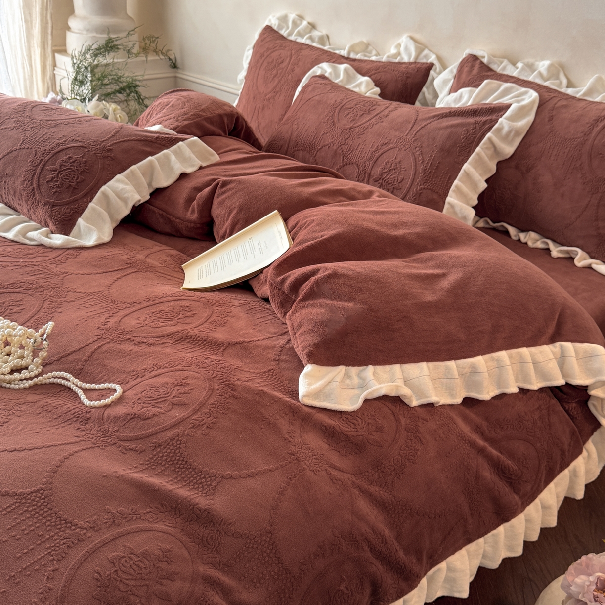 91家纺网 家纺一手货源 找家纺 慕澄家纺 2025新款高克重牛奶绒花边款雕花四件套 珍妮-复古红