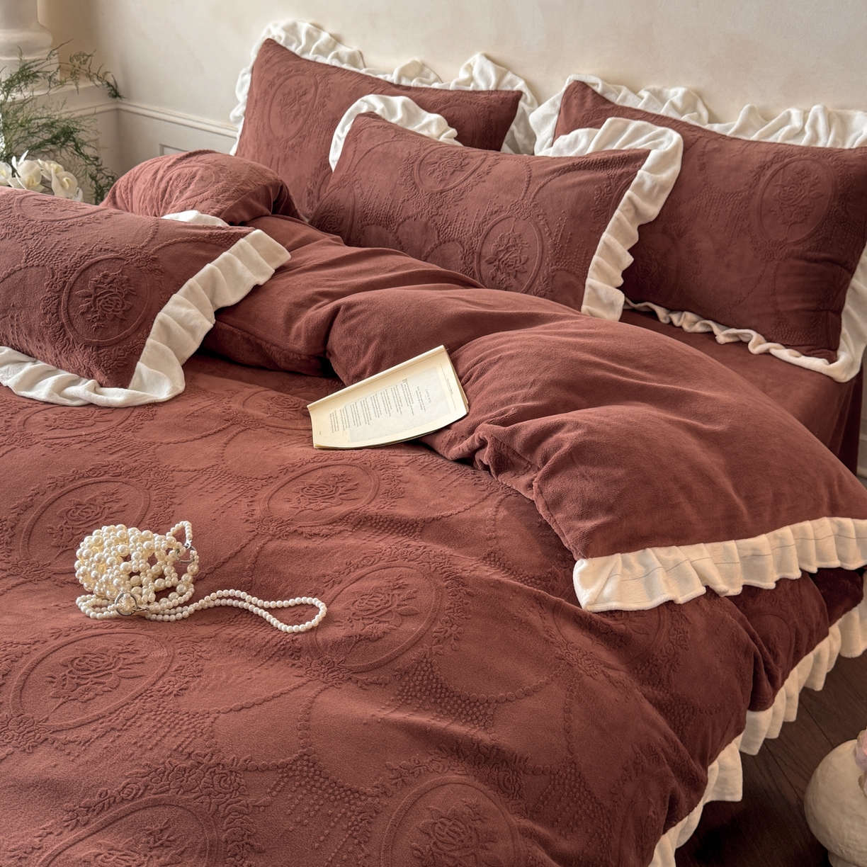 91家纺网 家纺一手货源 找家纺 慕澄家纺 2025新款高克重牛奶绒花边款雕花四件套 珍妮-复古红