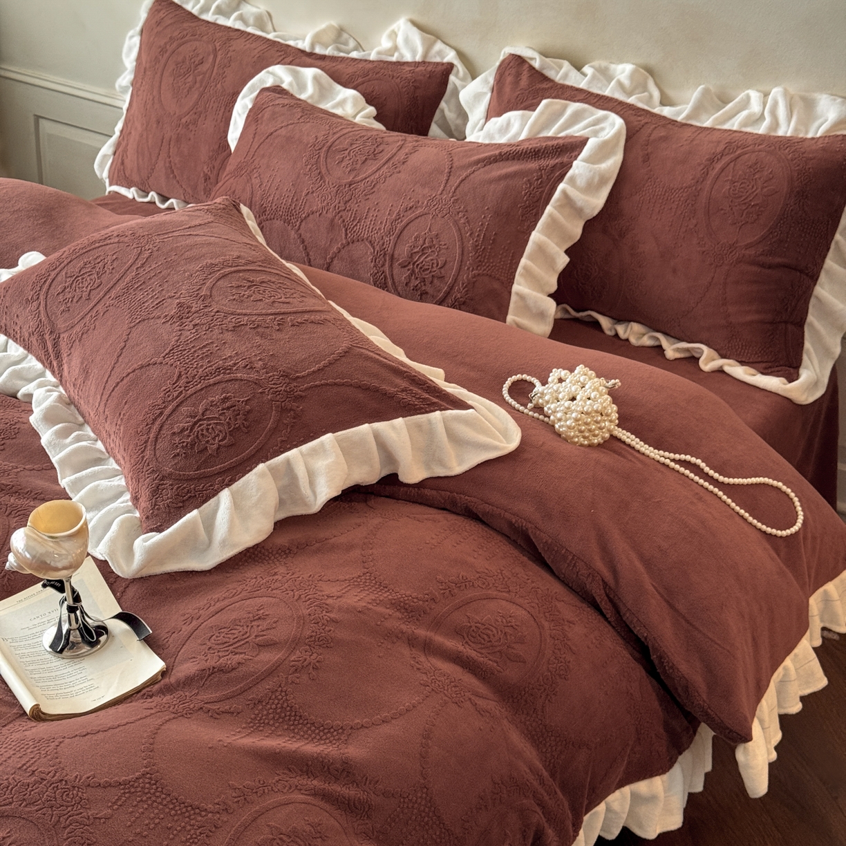 91家纺网 家纺一手货源 找家纺 慕澄家纺 2025新款高克重牛奶绒花边款雕花四件套 珍妮-复古红