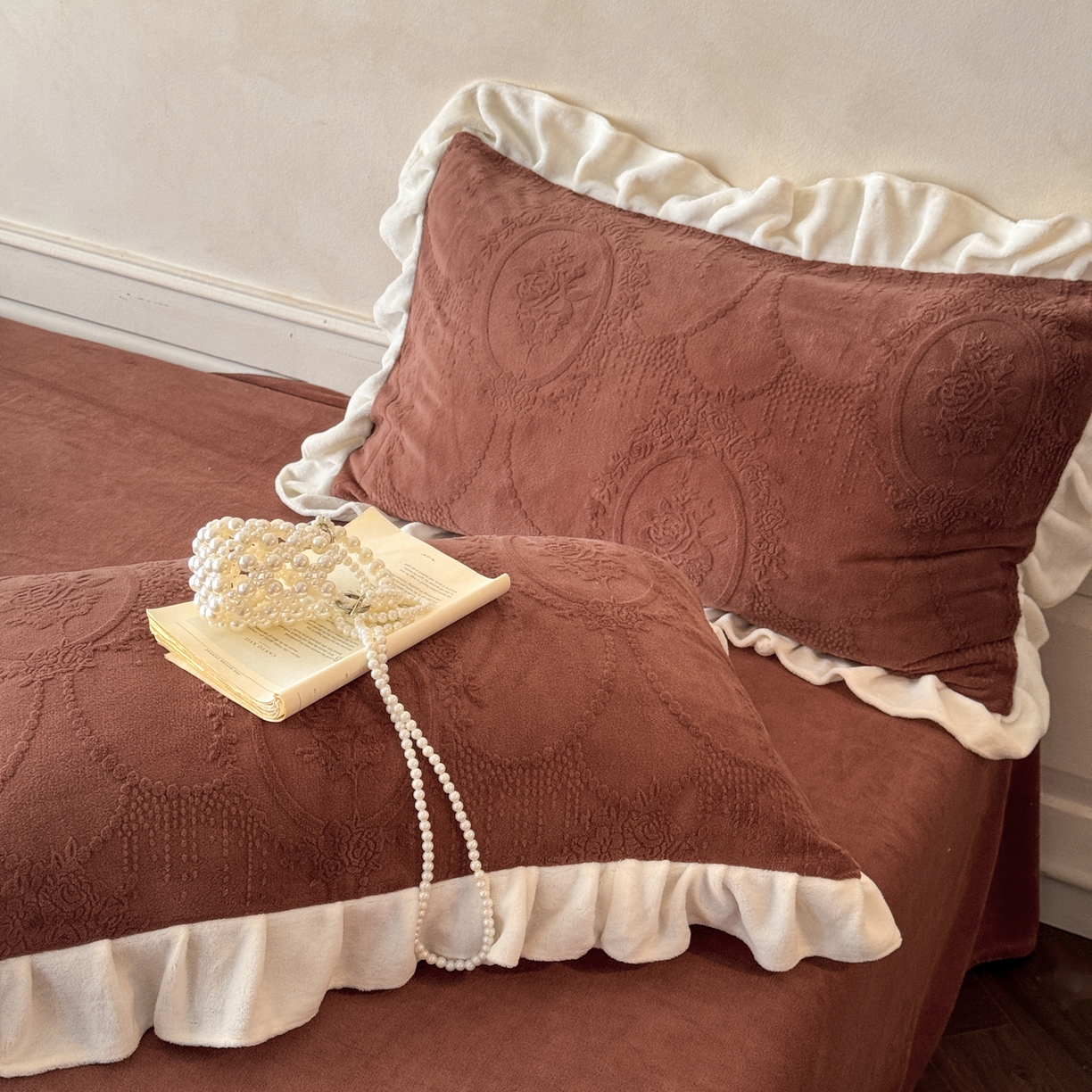 91家纺网 家纺一手货源 找家纺 慕澄家纺 2025新款高克重牛奶绒花边款雕花四件套 珍妮-复古红