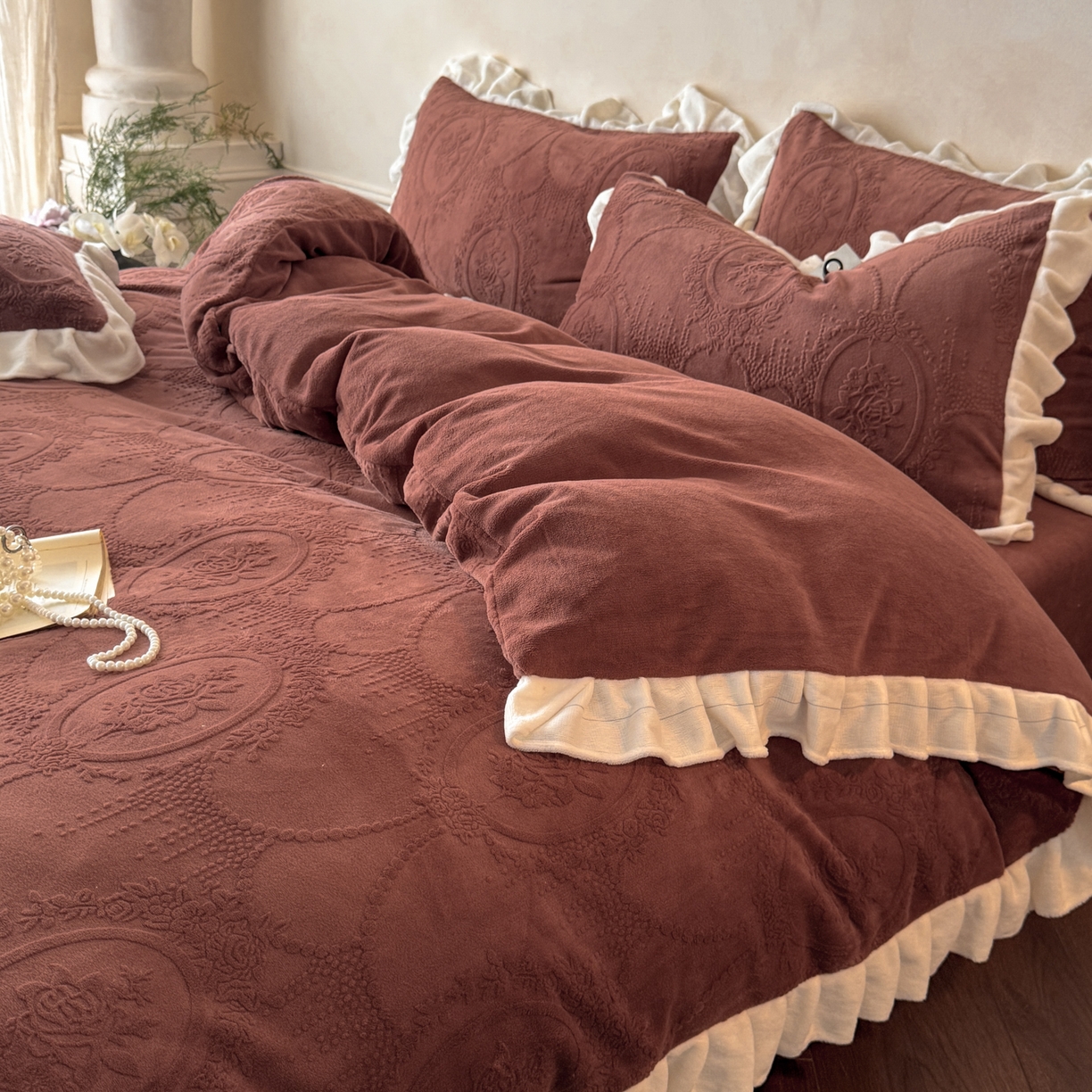 91家纺网 家纺一手货源 找家纺 慕澄家纺 2025新款高克重牛奶绒花边款雕花四件套 珍妮-复古红