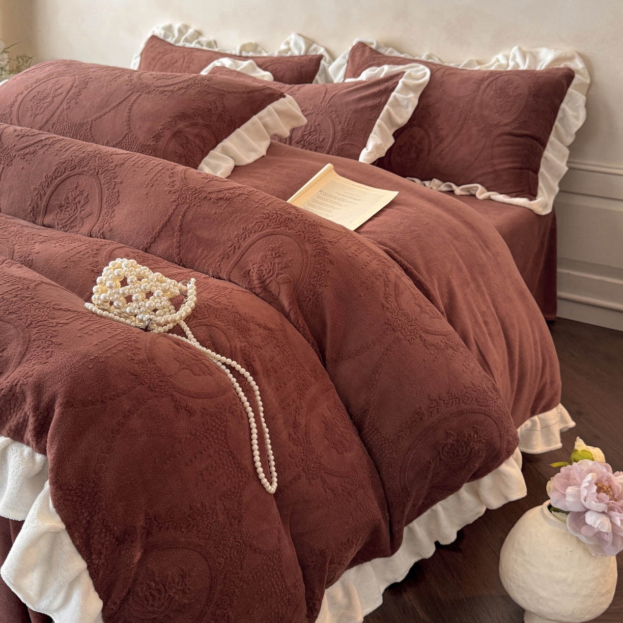 91家纺网 家纺一手货源 找家纺 慕澄家纺 2025新款高克重牛奶绒花边款雕花四件套 珍妮-复古红