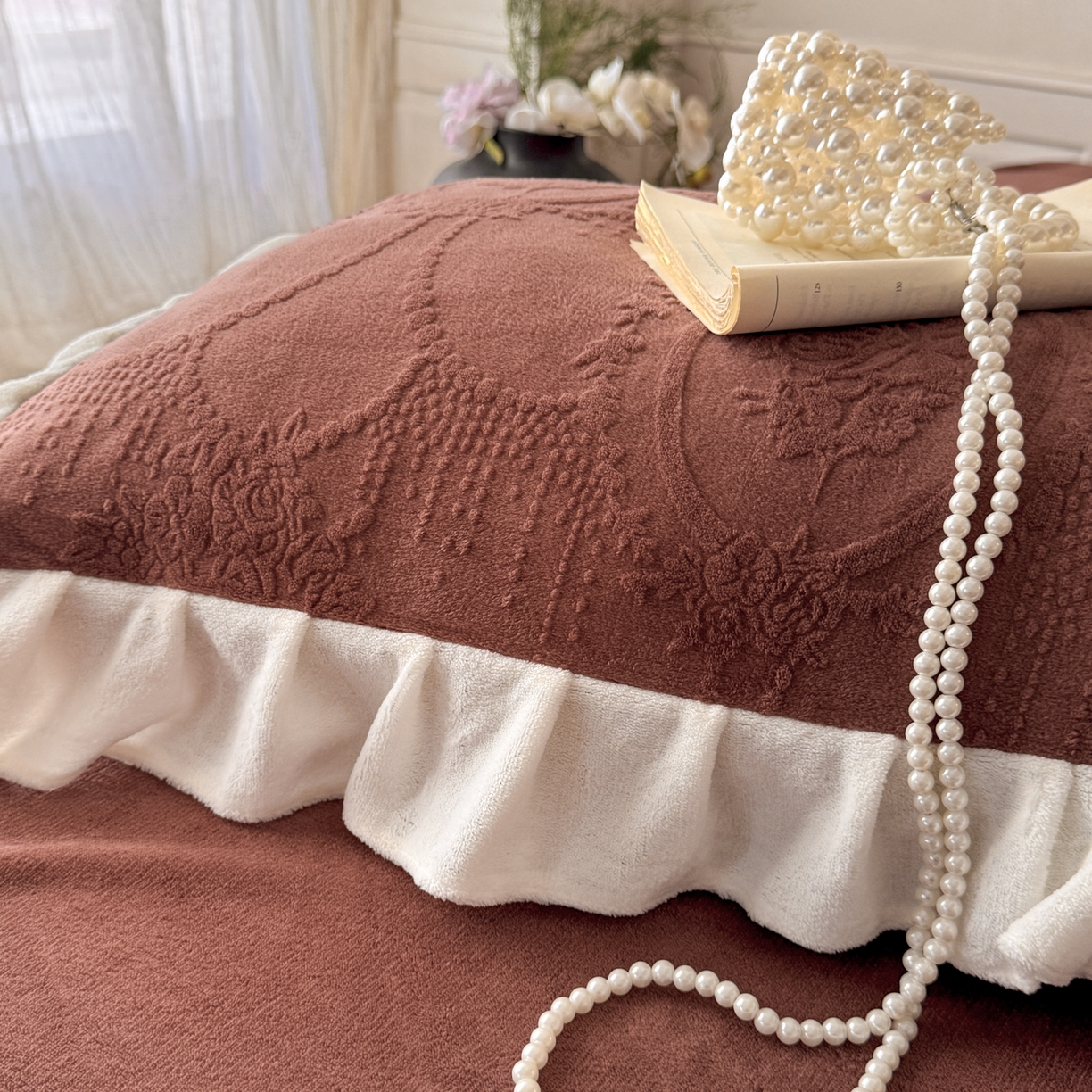 91家纺网 家纺一手货源 找家纺 慕澄家纺 2025新款高克重牛奶绒花边款雕花四件套 珍妮-复古红