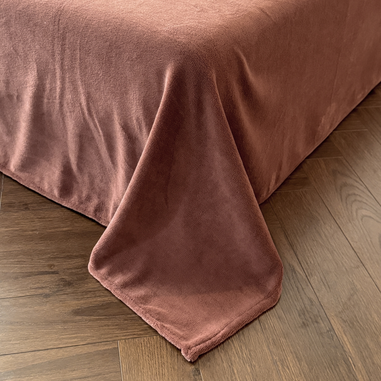 91家纺网 家纺一手货源 找家纺 慕澄家纺 2025新款高克重牛奶绒花边款雕花四件套 珍妮-复古红