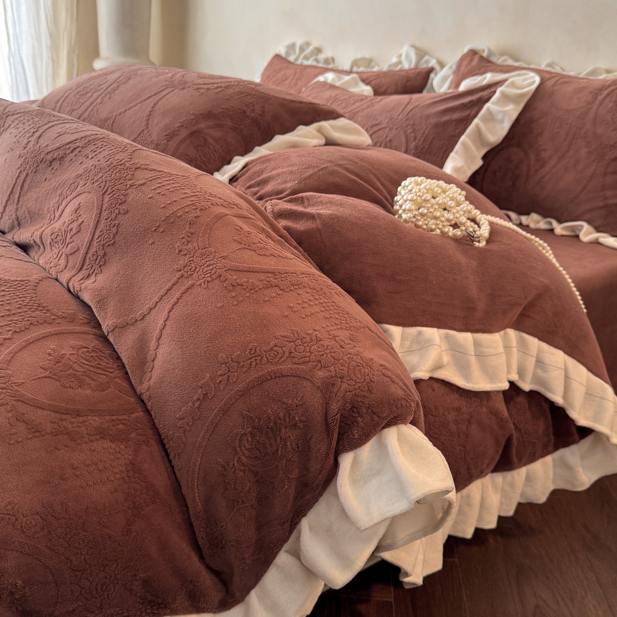 91家纺网 家纺一手货源 找家纺 慕澄家纺 2025新款高克重牛奶绒花边款雕花四件套 珍妮-复古红