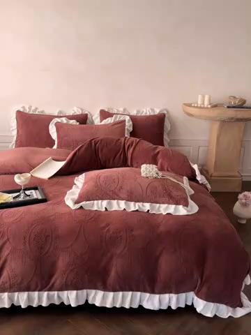 91家纺网 家纺一手货源 找家纺 慕澄家纺 2025新款高克重牛奶绒花边款雕花四件套 珍妮-复古红