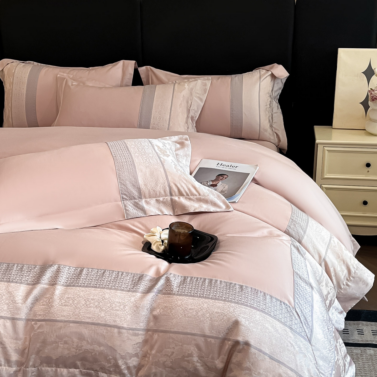 91家纺网 家纺一手货源 找家纺 博纳家纺 2025新款多色色织提花宽边高级简奢款亲肤棉四件套-纸落云烟 纸落云烟-粉玉