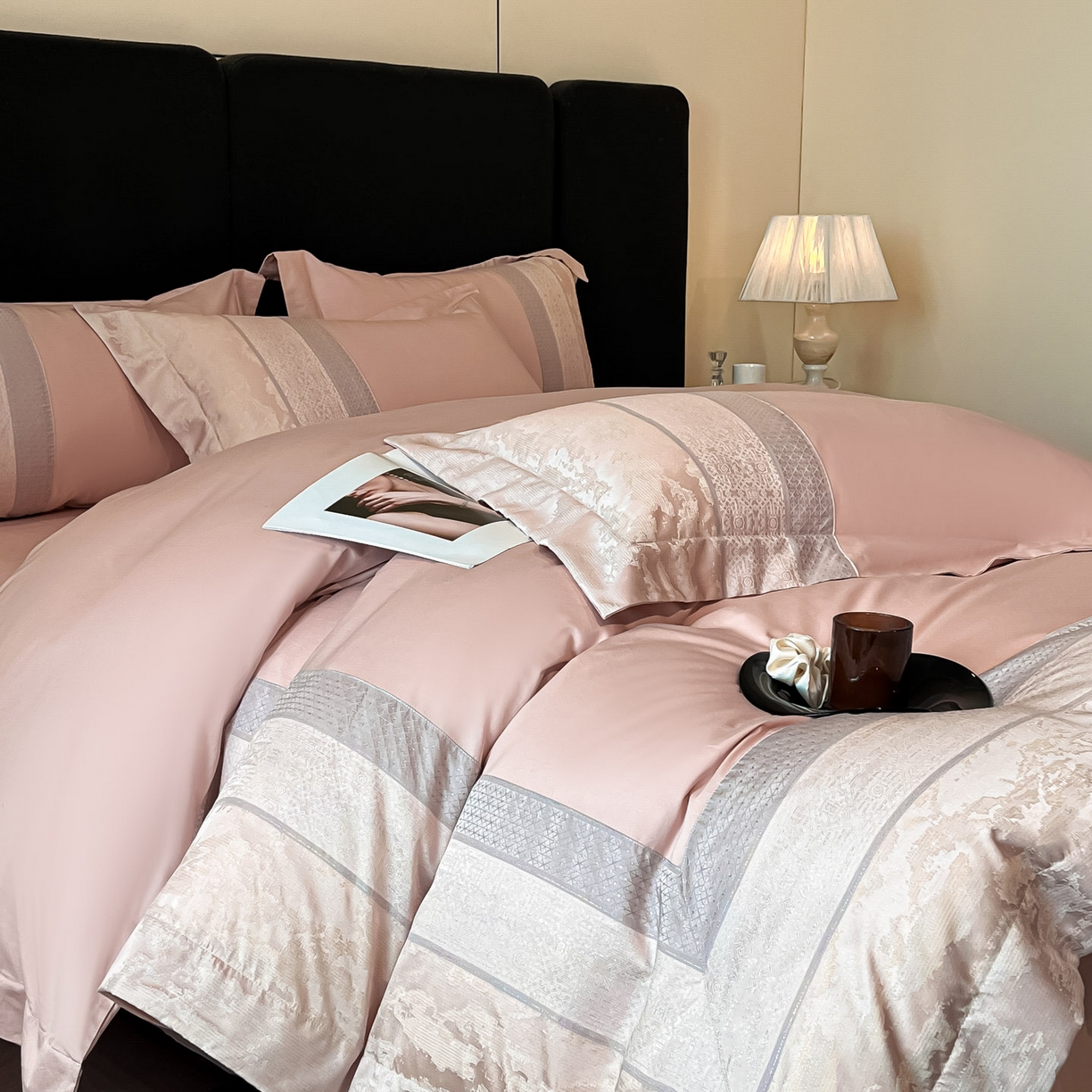 91家纺网 家纺一手货源 找家纺 博纳家纺 2025新款多色色织提花宽边高级简奢款亲肤棉四件套-纸落云烟 纸落云烟-粉玉