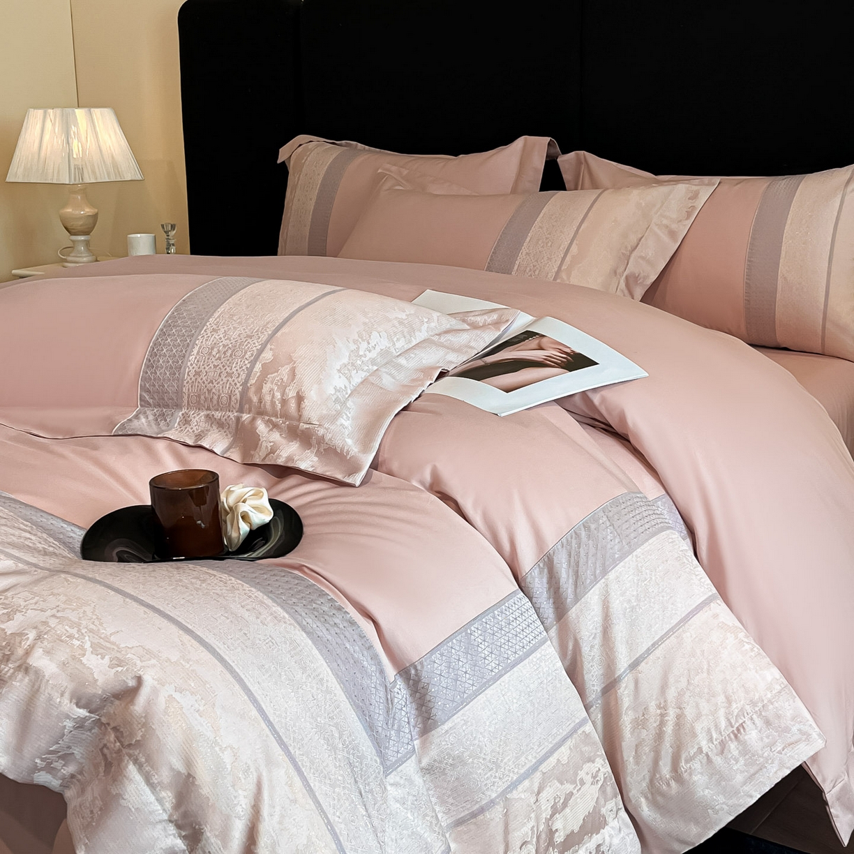 91家纺网 家纺一手货源 找家纺 博纳家纺 2025新款多色色织提花宽边高级简奢款亲肤棉四件套-纸落云烟 纸落云烟-粉玉