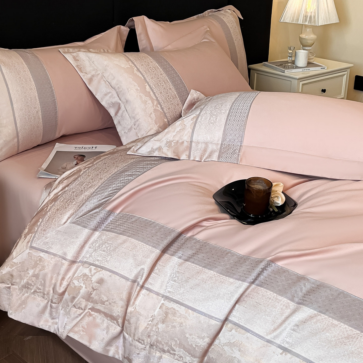 91家纺网 家纺一手货源 找家纺 博纳家纺 2025新款多色色织提花宽边高级简奢款亲肤棉四件套-纸落云烟 纸落云烟-粉玉